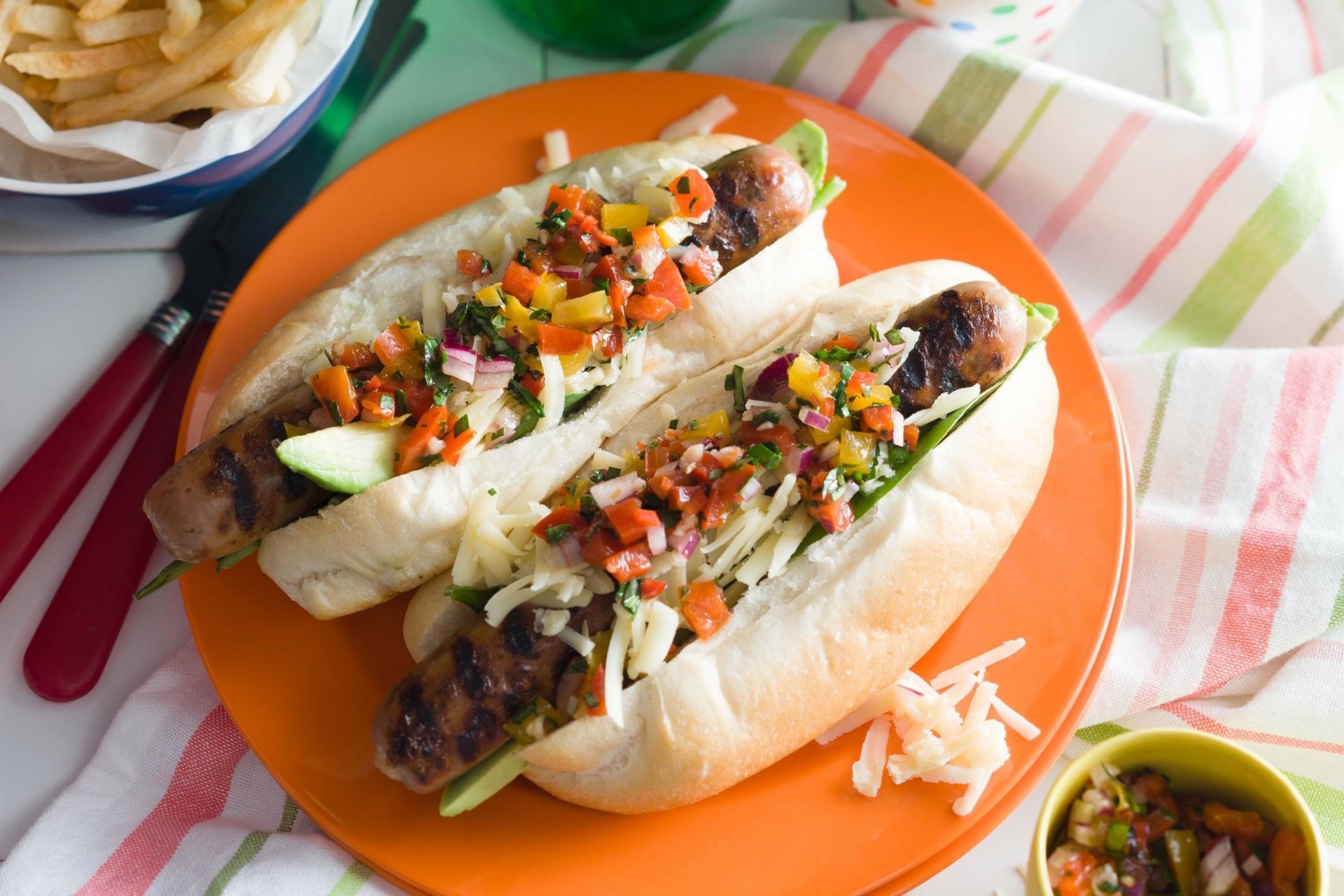 Turkey hot dogs with chilli and capsicum salsa (Banh mi hot dog)