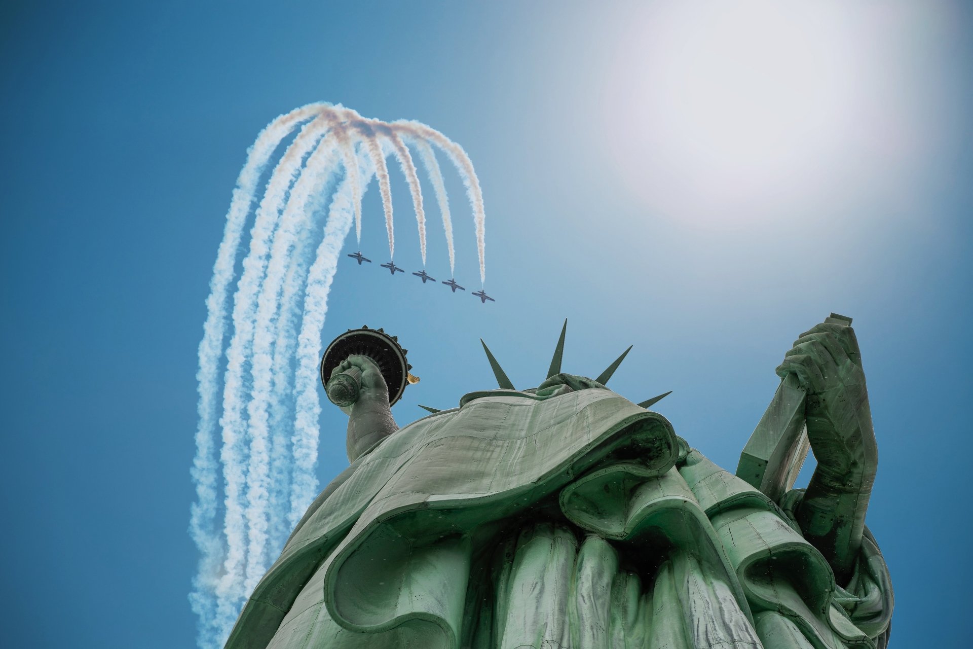Download Smoke Air Show Sky Statue Man Made Statue Of Liberty 4k Ultra HD Wallpaper