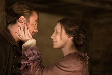 Two period-dressed characters share a tender, candlelit moment from the TV drama Black Sails — 5K Ultra HD PC desktop wallpaper.