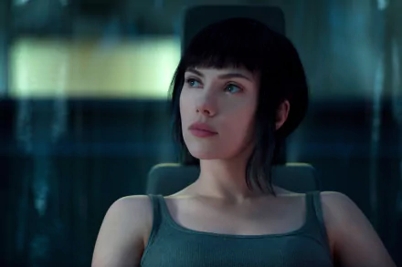 Scarlett Johansson as the lead character in the 2017 movie Ghost in the Shell, featured in a 4K Ultra HD PC desktop wallpaper.