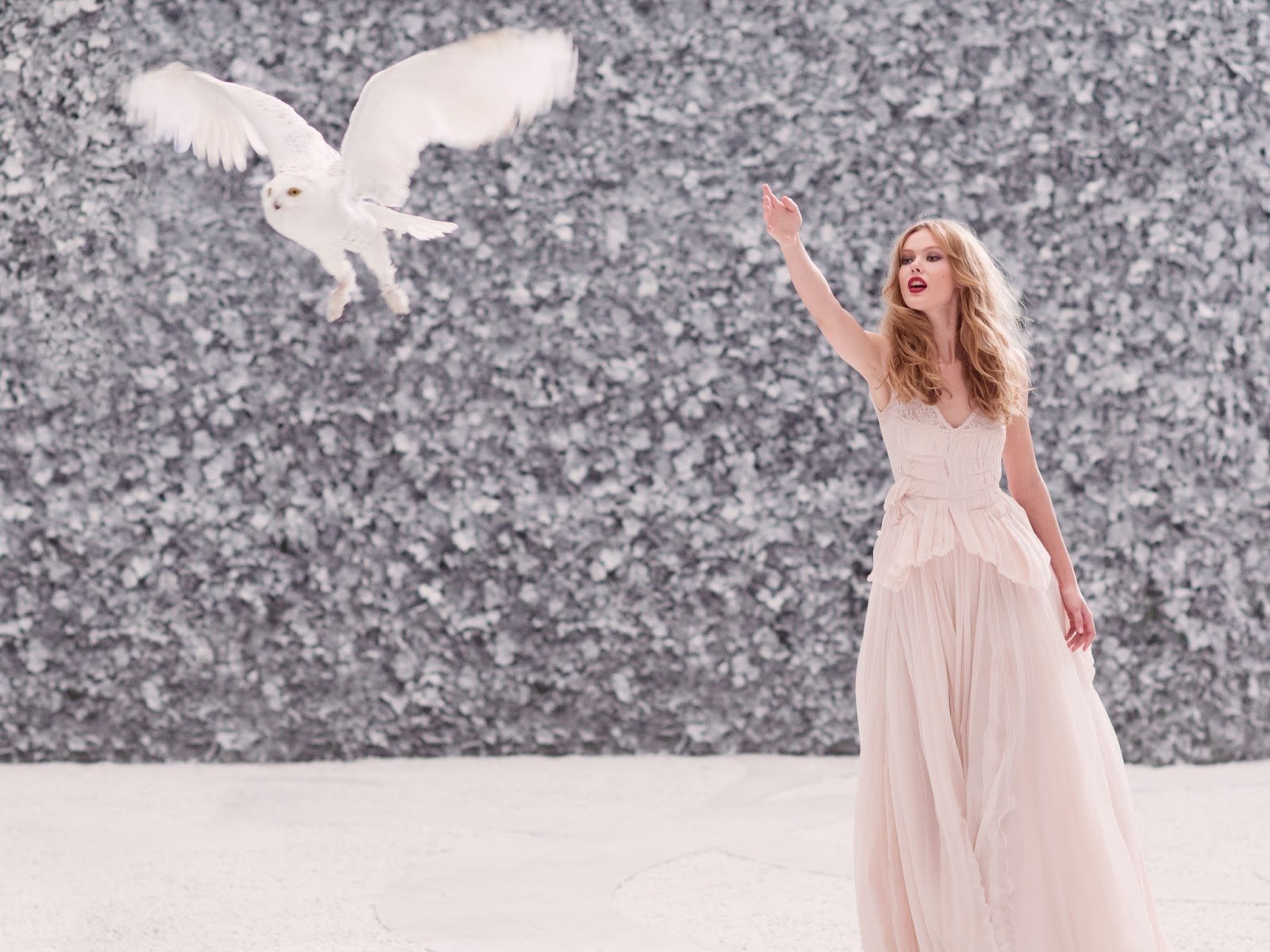 Download Woman Frida Gustavsson Wallpaper