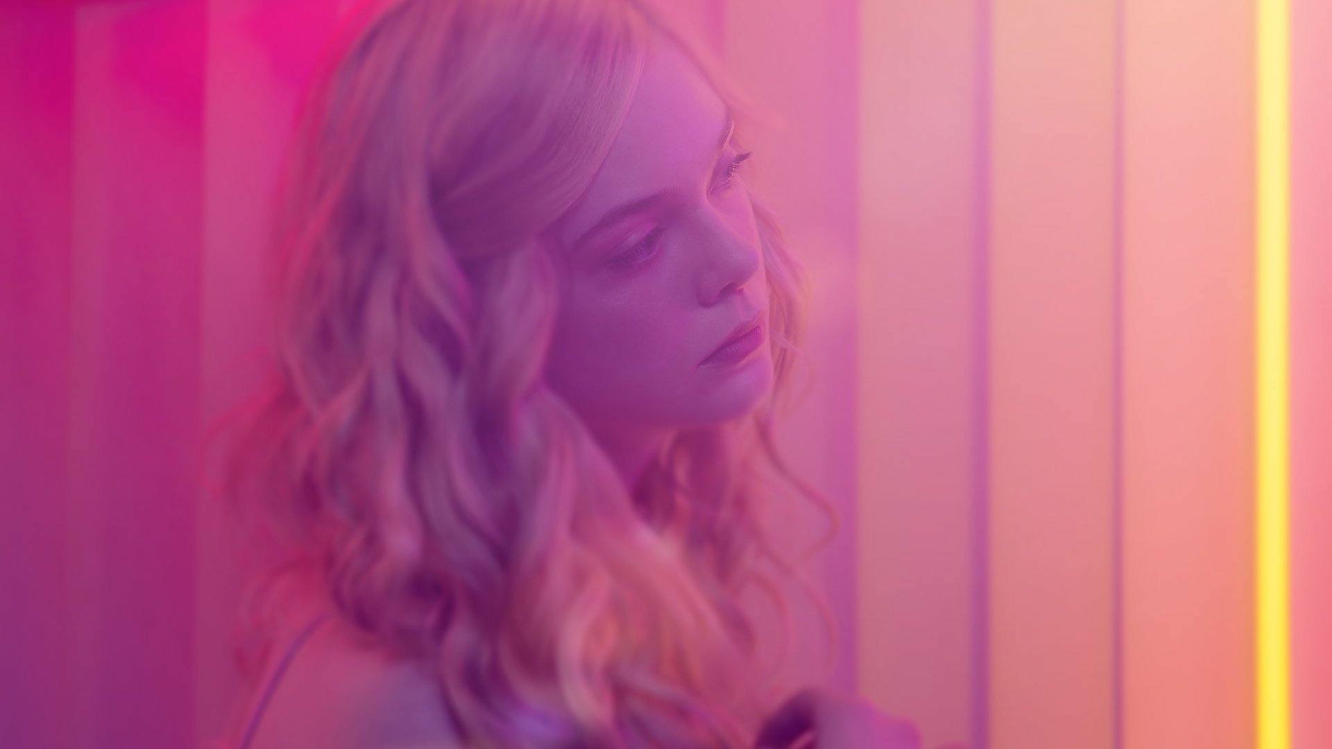 Download Elle Fanning Movie The Neon Demon HD Wallpaper