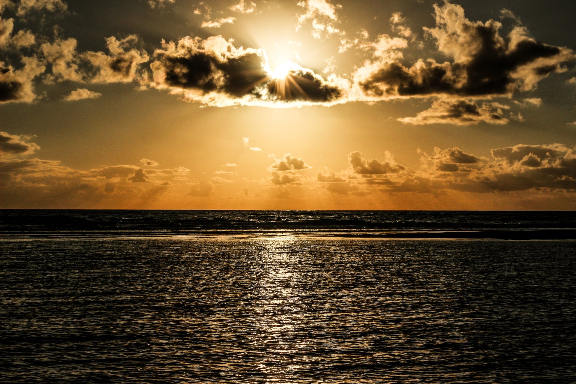 Golden Sunbeam Over Ocean Horizon - 4K Ultra HD Nature Wallpaper ...