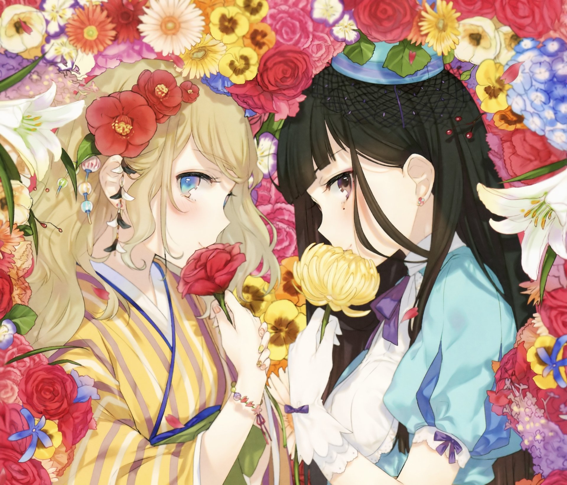 Anime original 2K Quad HD wallpaper: two long-haired girls—blonde with blue eyes in a floral kimono, black-haired with brown eyes in a hat and bow, both blushing and holding flowers, one wearing a glove.