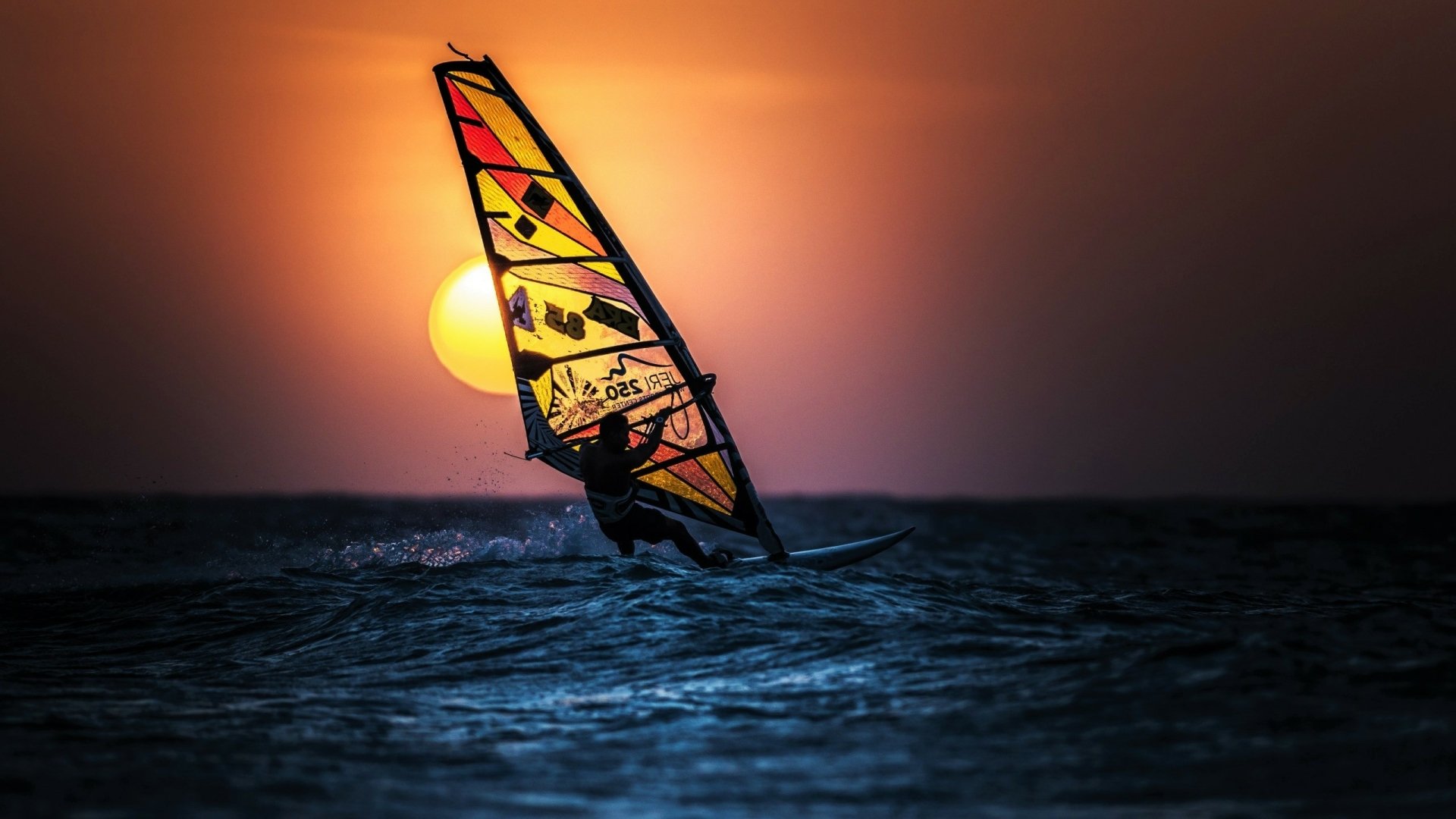Windsurfing at Sunset Papel de Parede HD | Plano de Fundo | 2560x1440