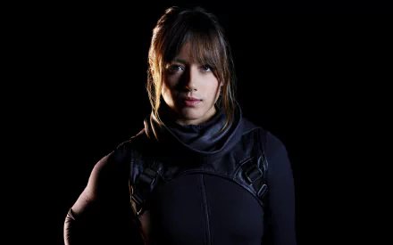 HD desktop wallpaper featuring Daisy Johnson, portrayed by Chloe Bennet in Marvel's Agents of S.H.I.E.L.D., in a dark outfit against a black background.