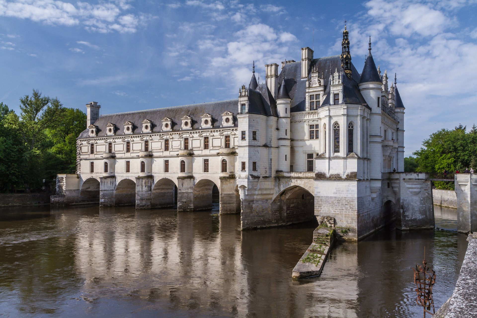 Château de Chenonceau, French Renaissance castle spanning the Cher River; elegant man-made architecture reflected in water — 2K Quad HD PC desktop wallpaper/background.
