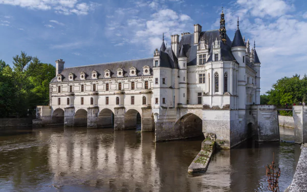 Château de Chenonceau, French Renaissance castle spanning the Cher River; elegant man-made architecture reflected in water — 2K Quad HD PC desktop wallpaper/background.