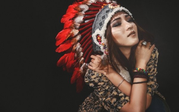 Mujeres Nativa americana Modelo Asiática Morena Headdress Pluma Fondo de pantalla HD | Fondo de Escritorio