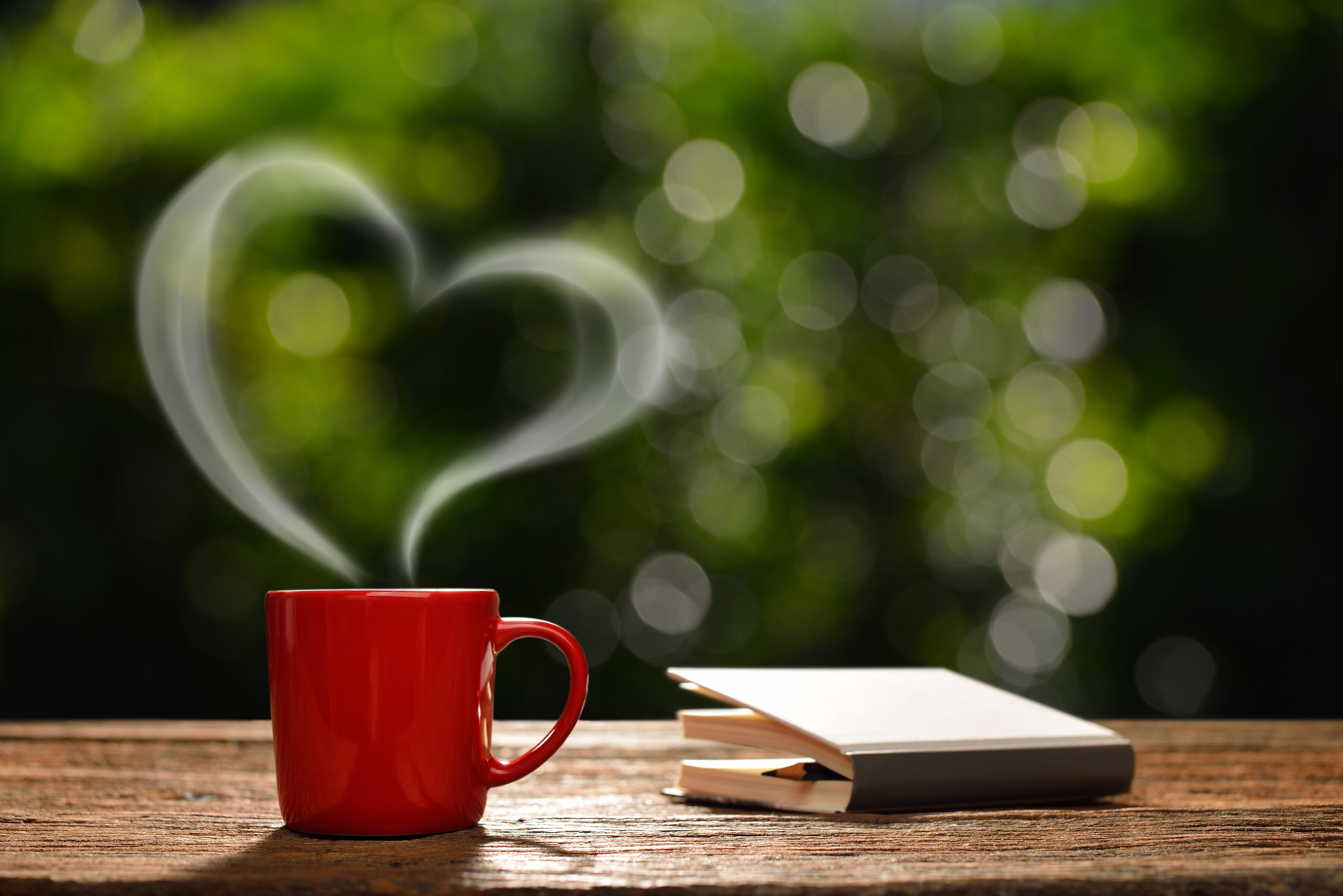 Доброго продуктивного утра. Утро кофе. Обои на рабочий стол кофе. Доброе утро сердечки. Чашка кофе на столе.