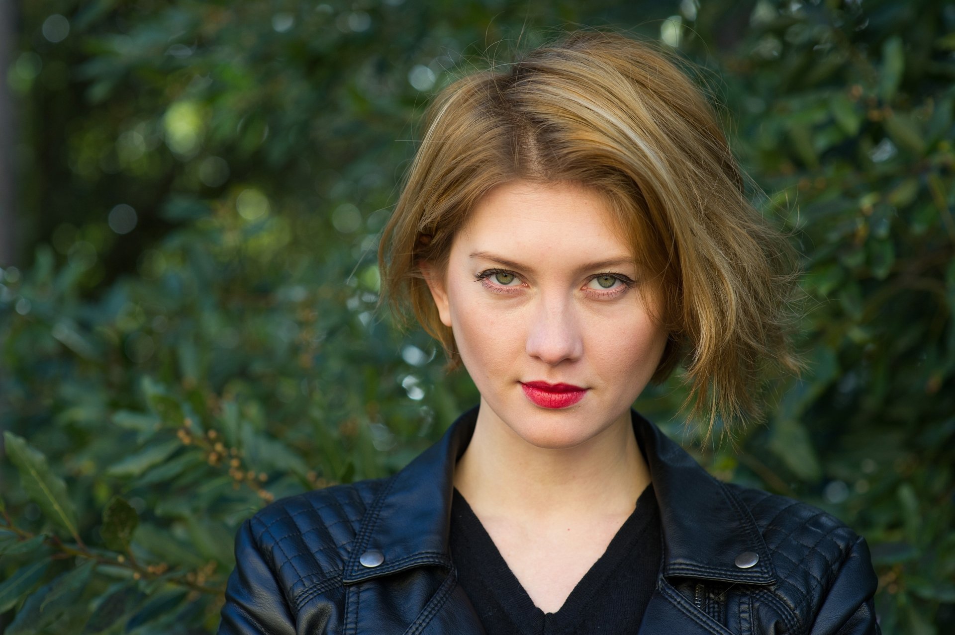 Download Green Eyes Depth Of Field Short Hair Blonde Lipstick Woman Model 4k Ultra HD Wallpaper