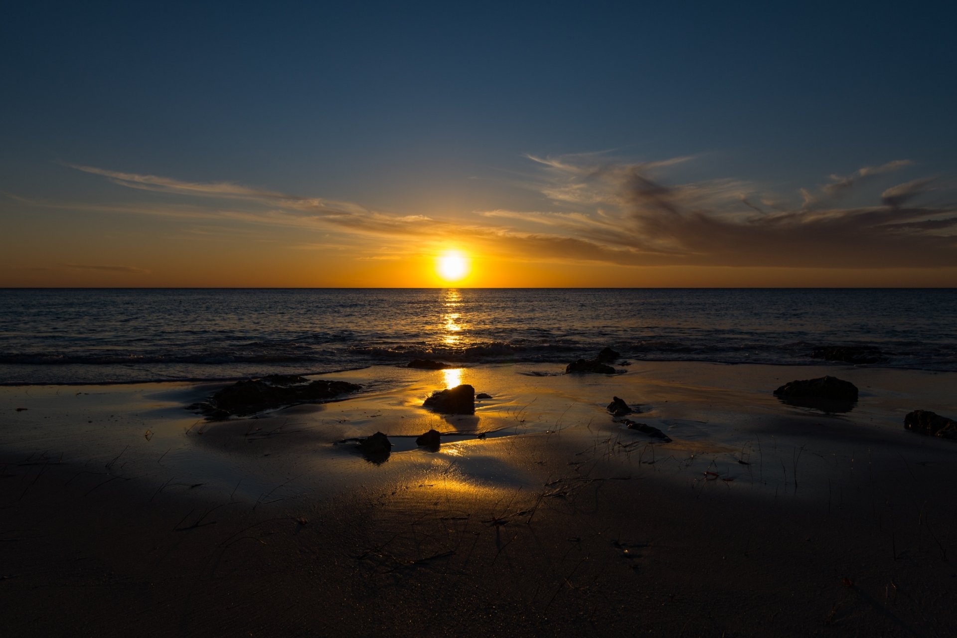Serene Beach Sunset HD Wallpaper by Lois Arnold | 2738x1825 | Wallpaper ...