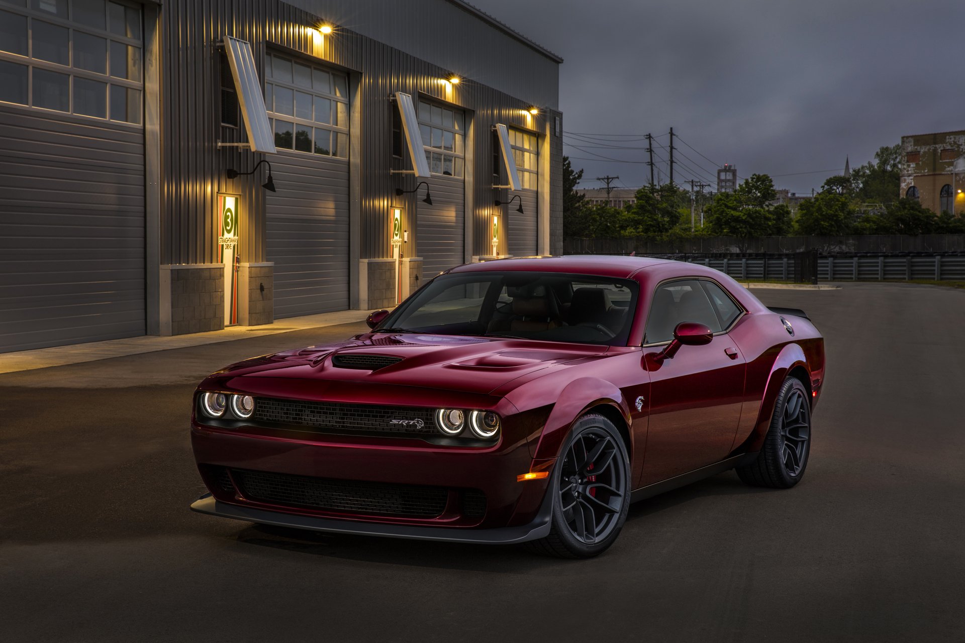 Обои на айфон dodge challenger