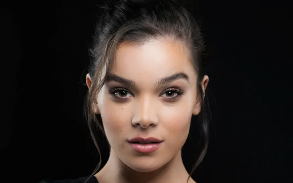 Close-up 4K Ultra HD portrait of brunette celebrity Hailee Steinfeld with brown eyes, captured in sharp detail for PC desktop wallpaper and background.