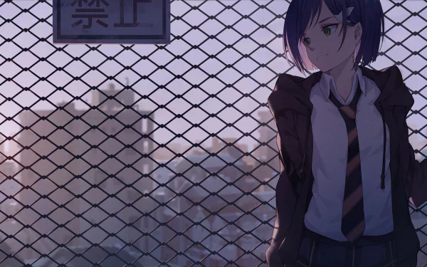HD desktop wallpaper featuring Ichigo from the anime Darling in the FranXX, standing against a chain-link fence with a cityscape visible in the background.