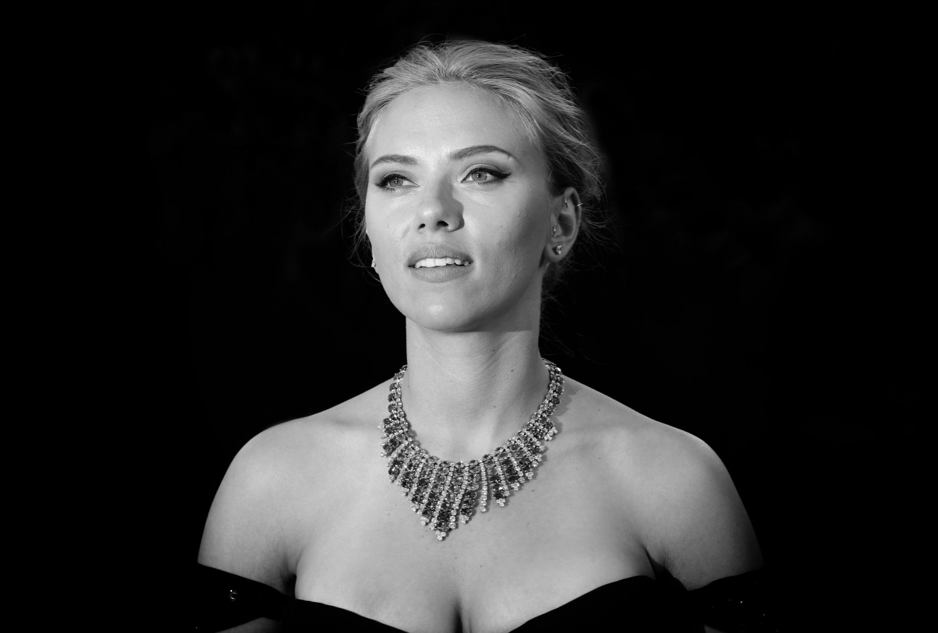 Black and white 4K Ultra HD desktop wallpaper of Scarlett Johansson wearing an elegant necklace, captured in a classic monochrome portrait style.