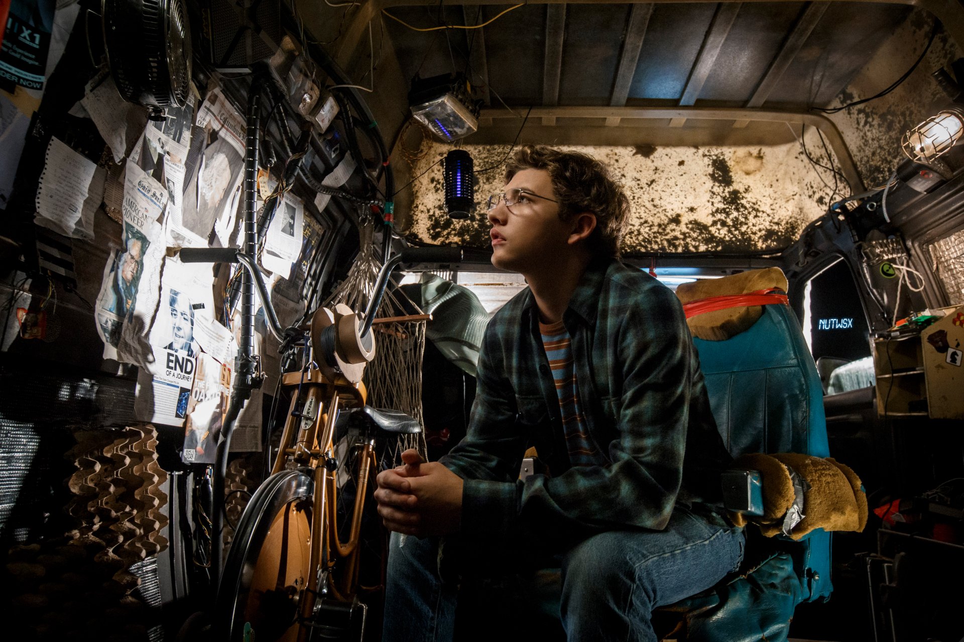Tye Sheridan as Wade Watts in a detailed 4K Ultra HD Ready Player One movie scene, depicted in a cluttered, futuristic PC desktop wallpaper background.