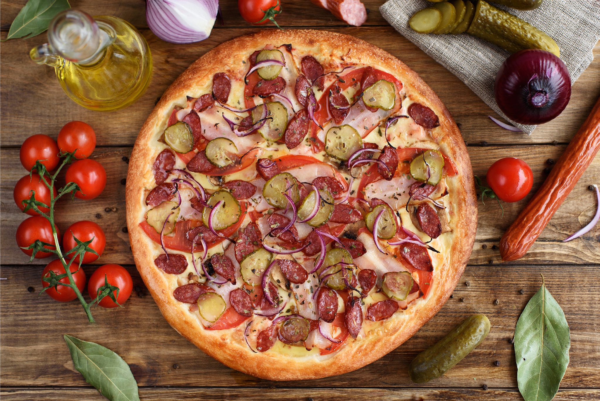 Пицца с колбасками. "Пицца". Пицца с охотничьими колбасками. Пицца с томатами. Доска для пиццы деревянная.
