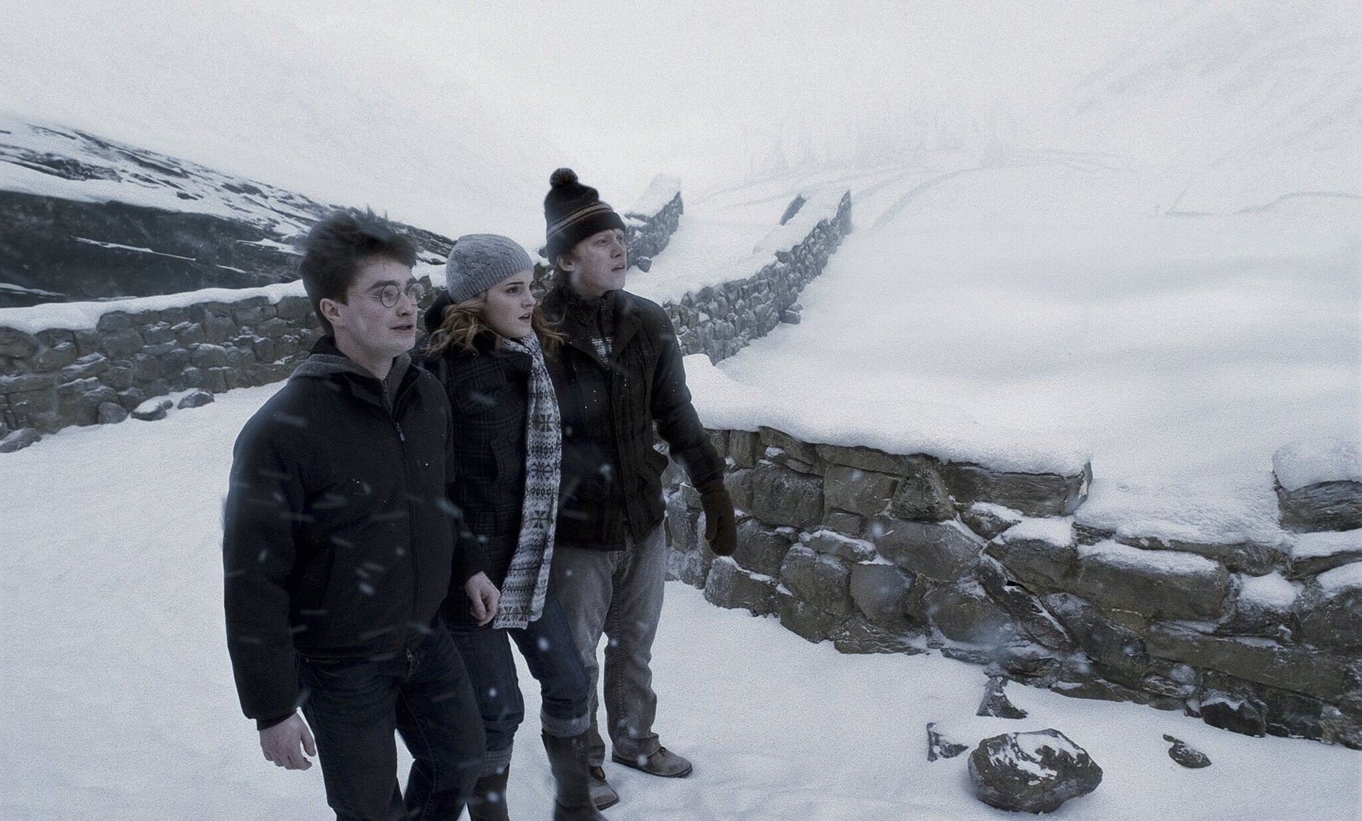 HD desktop wallpaper from the movie Harry Potter and the Half-Blood Prince, featuring Ron Weasley, Hermione Granger, and Harry Potter walking through a snowy landscape.
