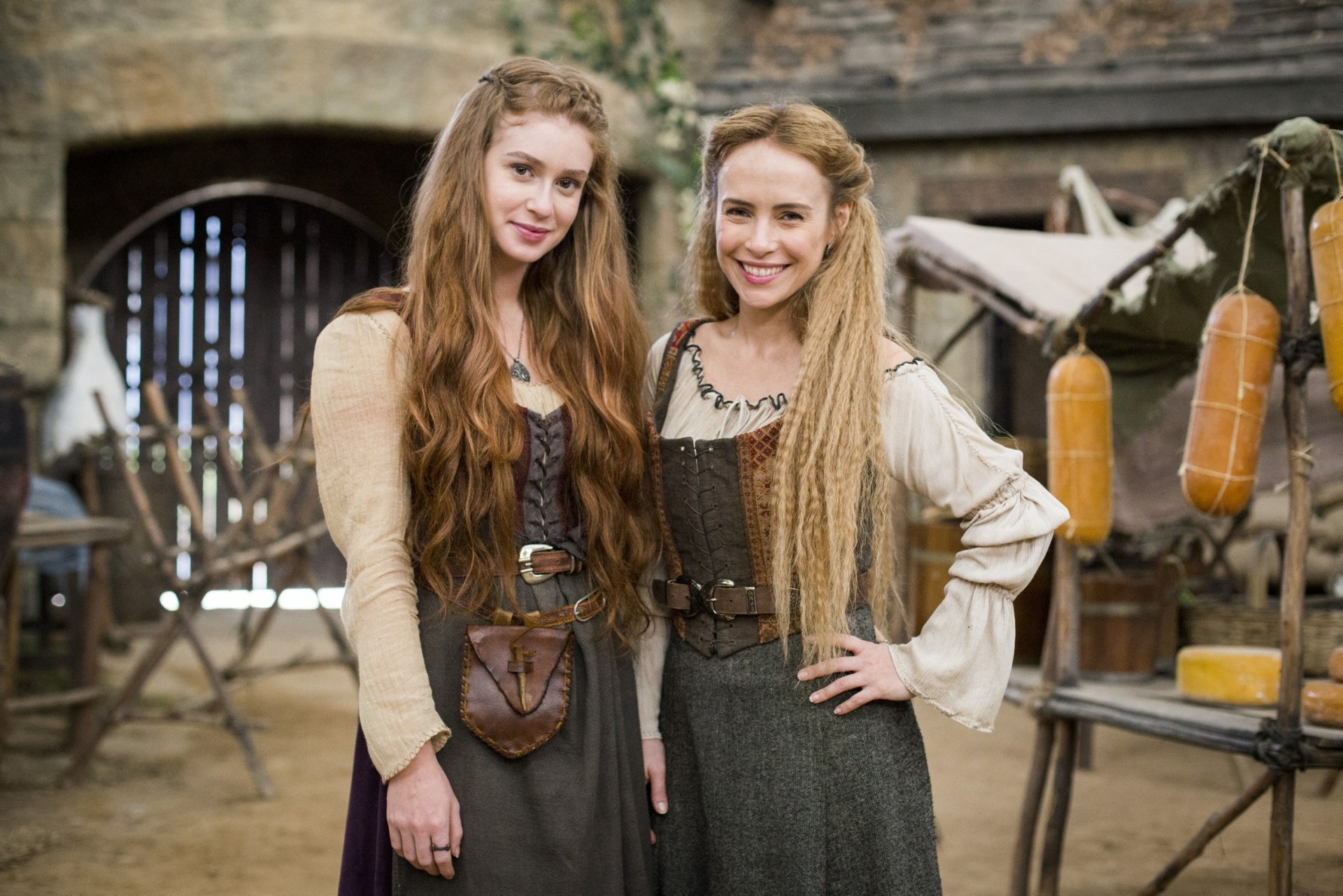 HD desktop wallpaper from Deus Salve o Rei featuring two smiling characters in a medieval set.