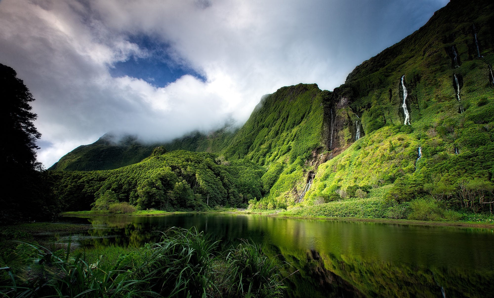 Красивые зеленые места. Азорские острова горы. Азорские острова природа. Азорские острова водопады. Азорские острова 1920 1080.