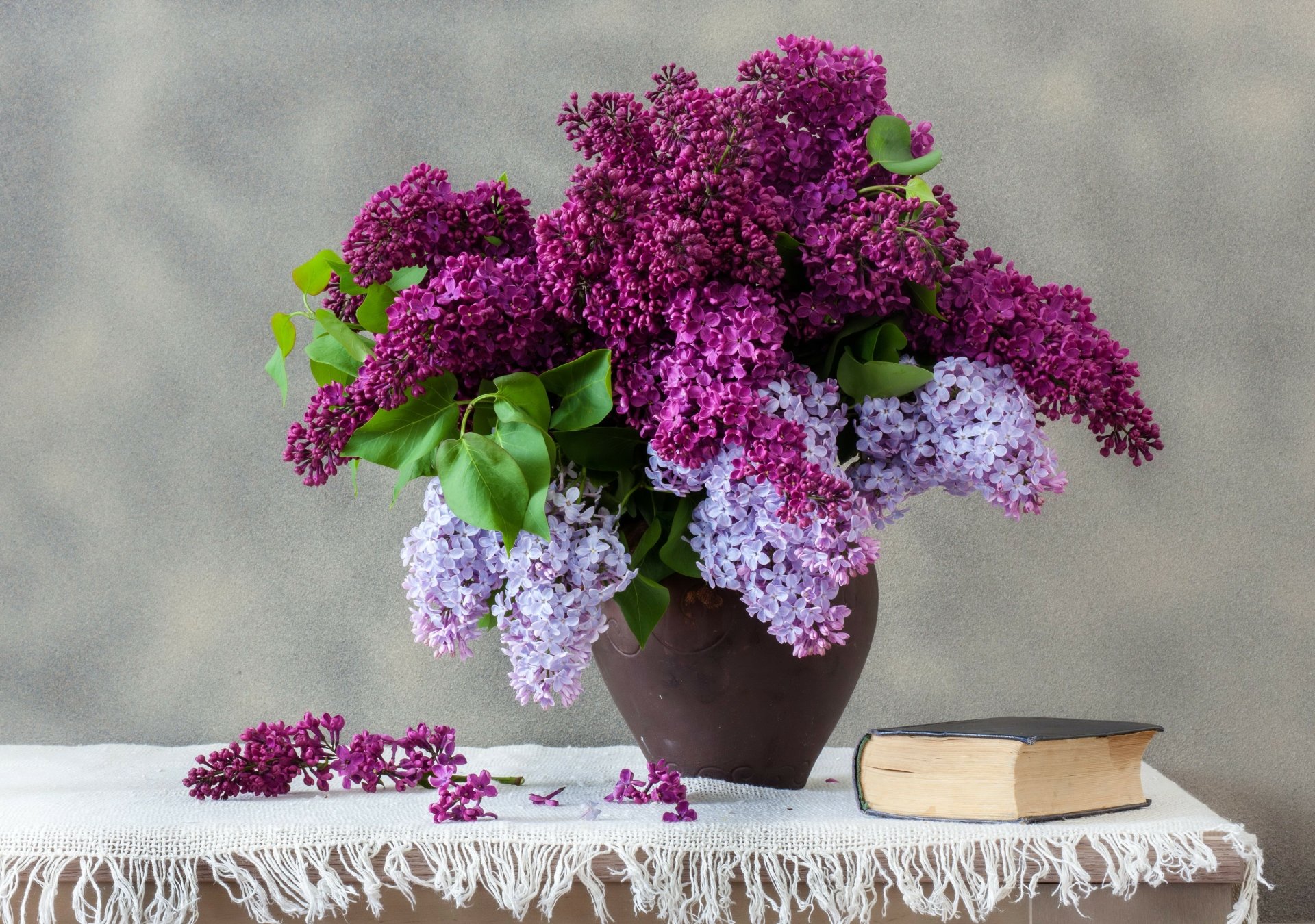 Download Purple Flower Book Vase Lilac Flower Photography Still Life 4k Ultra HD Wallpaper