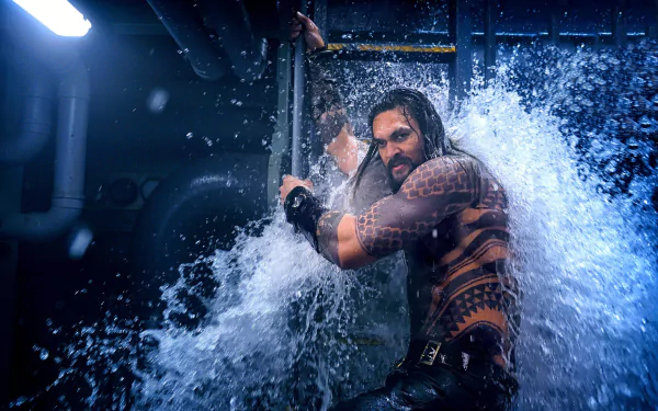 HD PC desktop wallpaper featuring Jason Momoa as Aquaman from the Aquaman movie, surrounded by water splashing in an intense underwater scene.