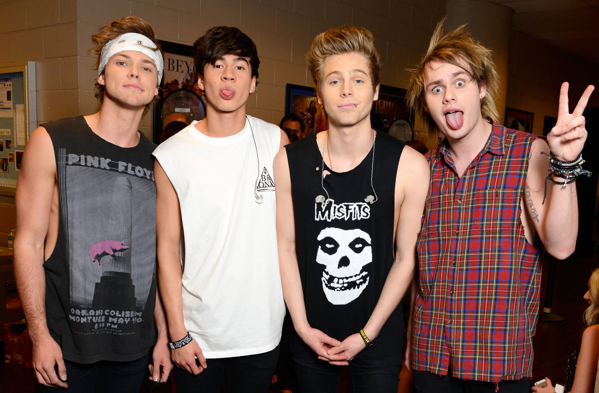 Vibrant 5 Seconds Of Summer Band HD Wallpaper