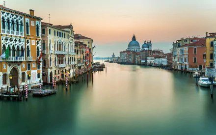 HD desktop wallpaper showcasing Venice’s Grand Canal with historic buildings and calm water under a soft sunset sky, highlighting iconic Italian architecture.