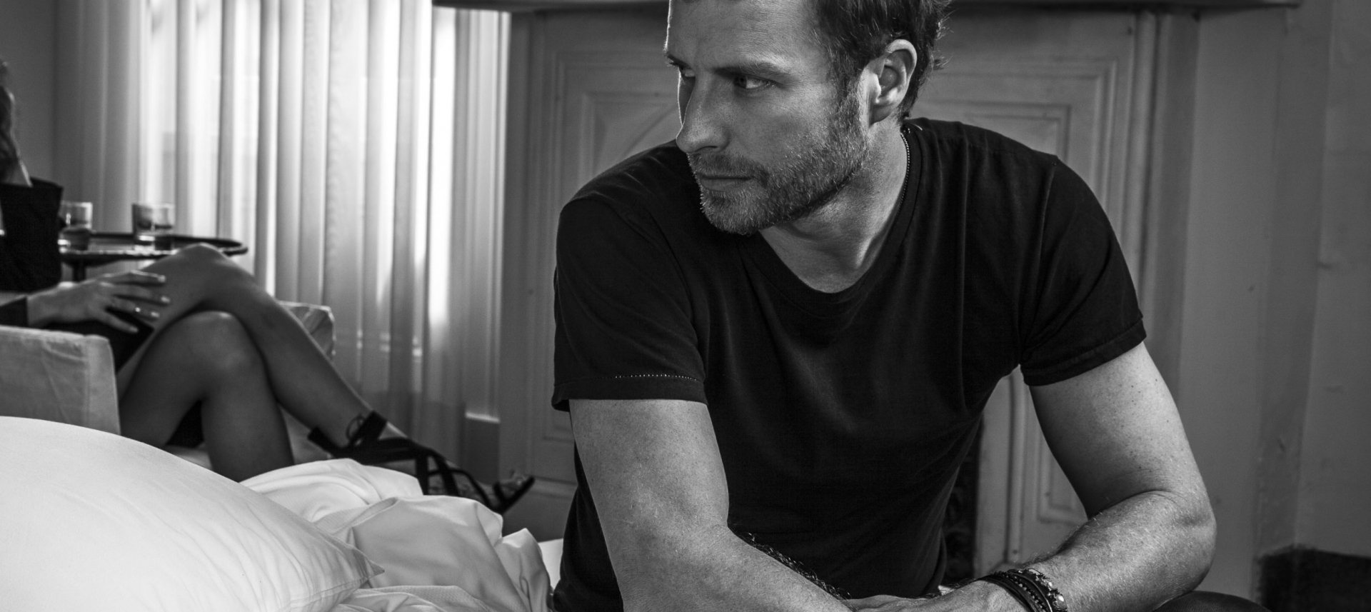 HD desktop wallpaper featuring a monochrome image of Dierks Bentley in a contemplative pose.