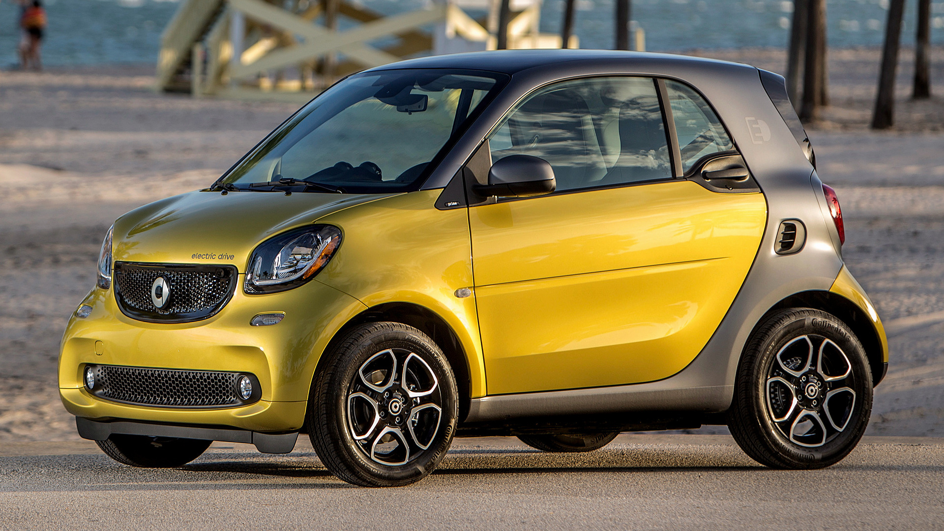 Download Car Hatchback Electric Car Vehicle Smart Fortwo HD Wallpaper