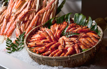 4K Ultra HD PC desktop wallpaper of seafood food: vibrant cooked shrimp arranged in a woven basket over ice with green garnish.