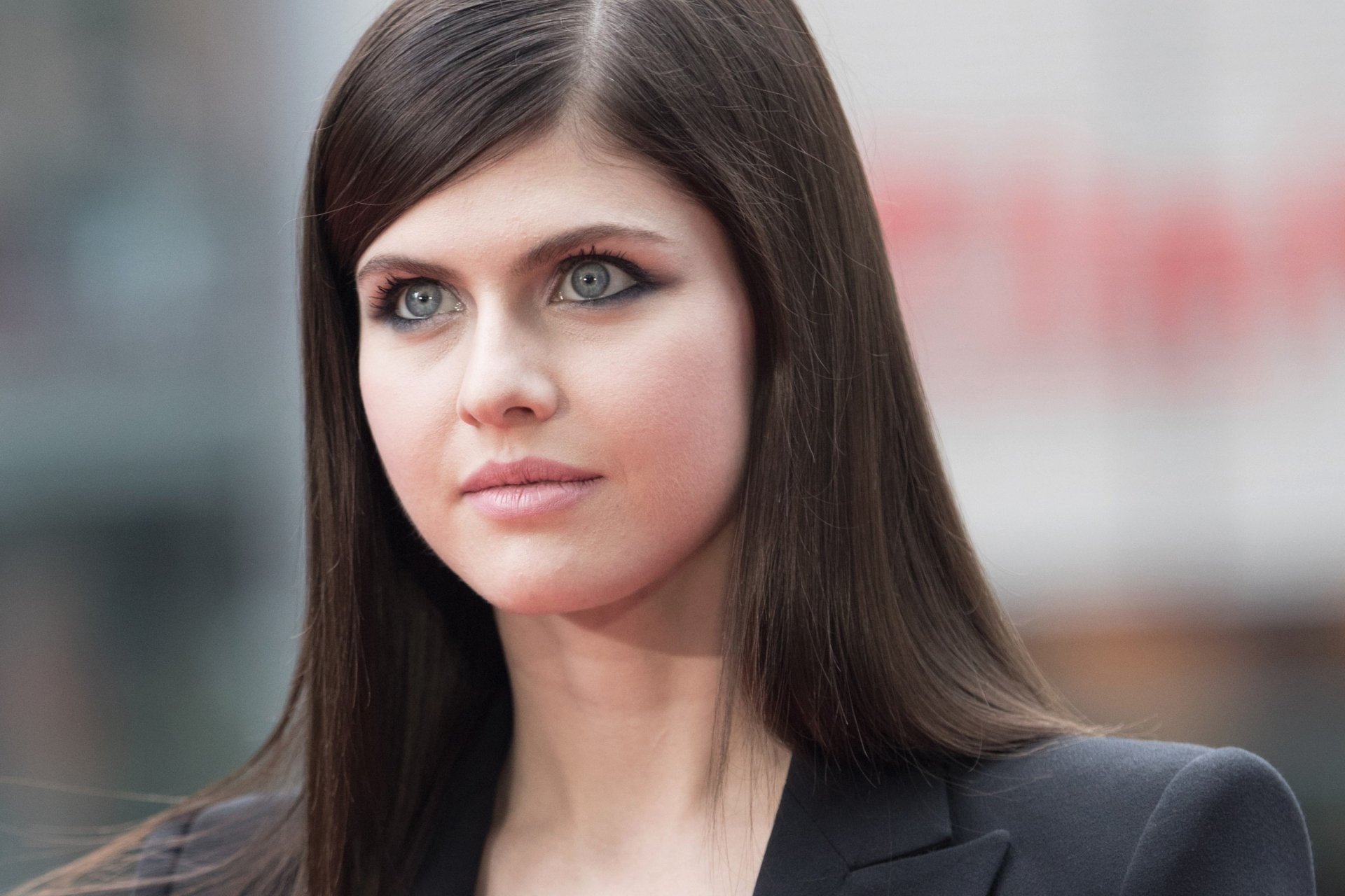 Close-up HD desktop wallpaper of American brunette Alexandra Daddario with striking blue eyes and a calm expression.