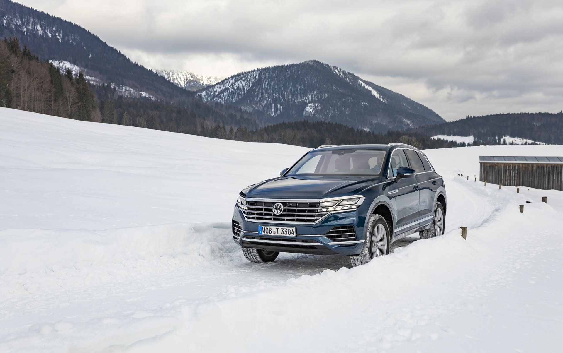 Download SUV Car Winter Volkswagen Vehicle Volkswagen Touareg HD Wallpaper